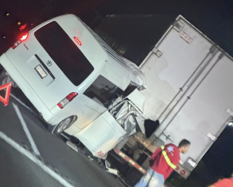 Choque entre camioneta de personal y tráiler deja un conductor prensado en la Irapuato-Salamanca
