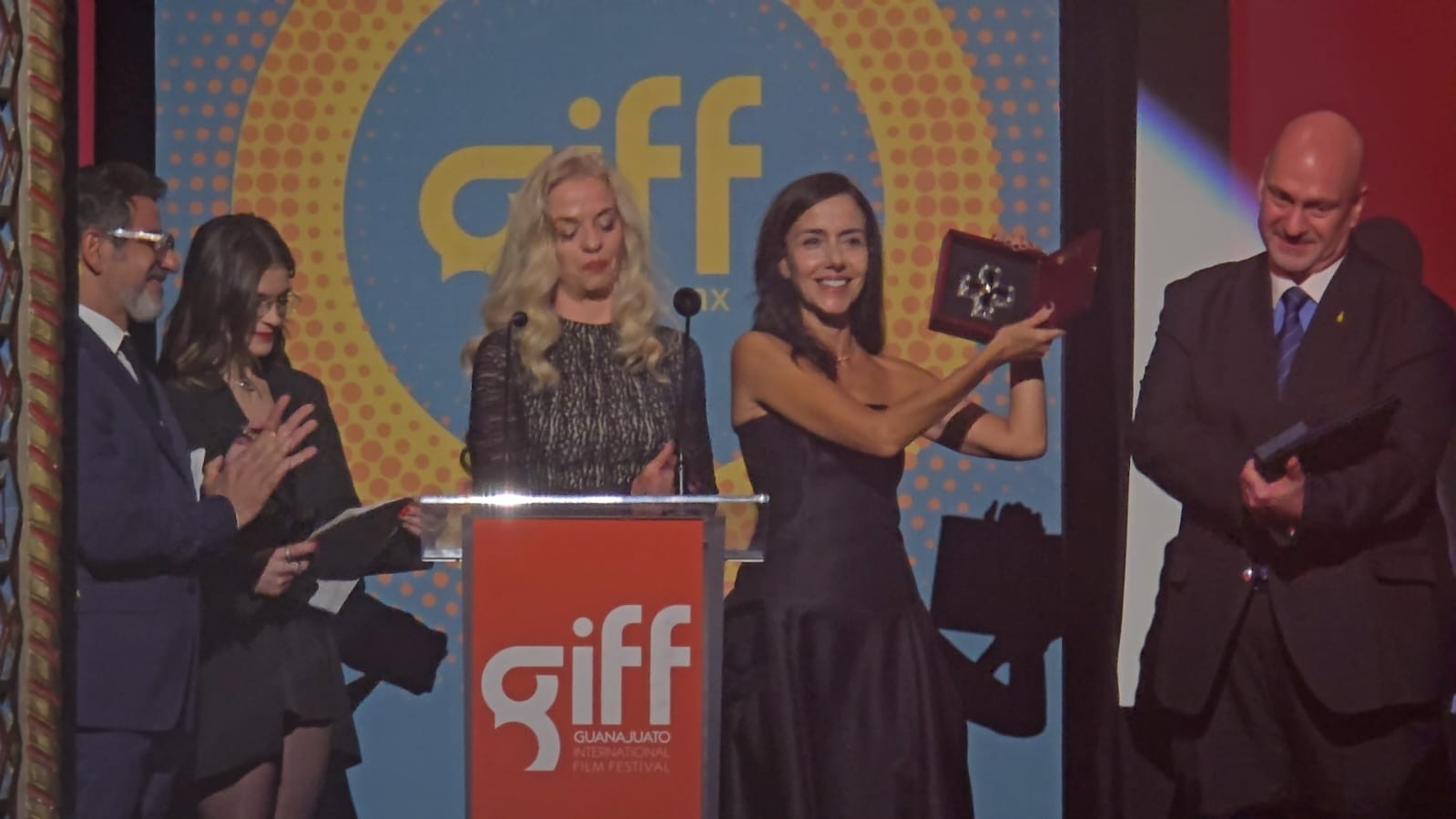 Cecilia Suárez recibe emotivo homenaje en el GIFF 2026 y dedica el reconocimiento a su hijo Teo