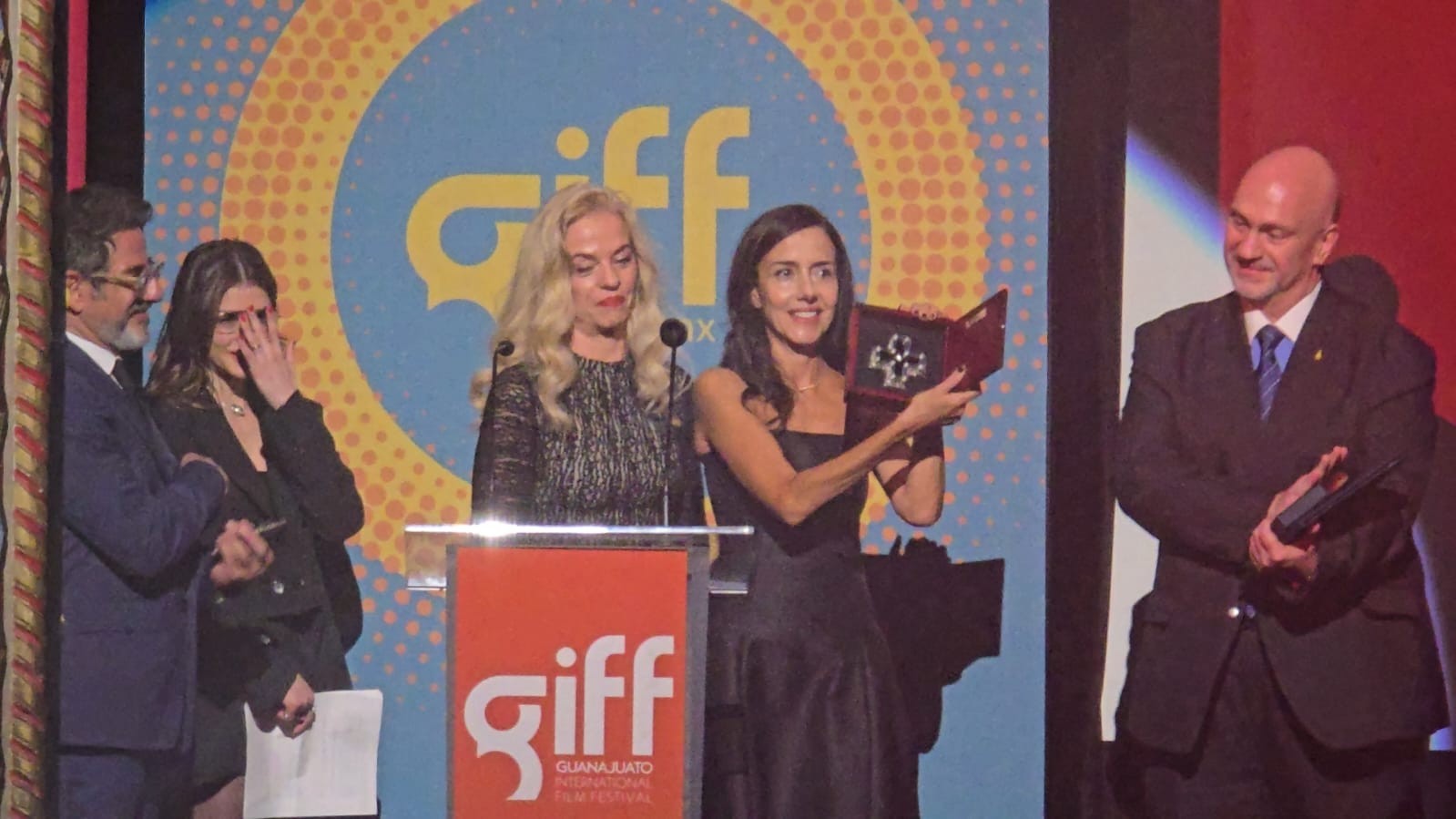 Cecilia Suárez recibe emotivo homenaje en el GIFF 2026 y dedica el reconocimiento a su hijo Teo Cecilia Suárez recibe emotivo homenaje en el GIFF 2026 y dedica el reconocimiento a su hijo Teo