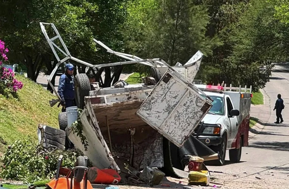 Muere trabajador y dos más resultan heridos tras volcar su camioneta en Gran Jardín de León
