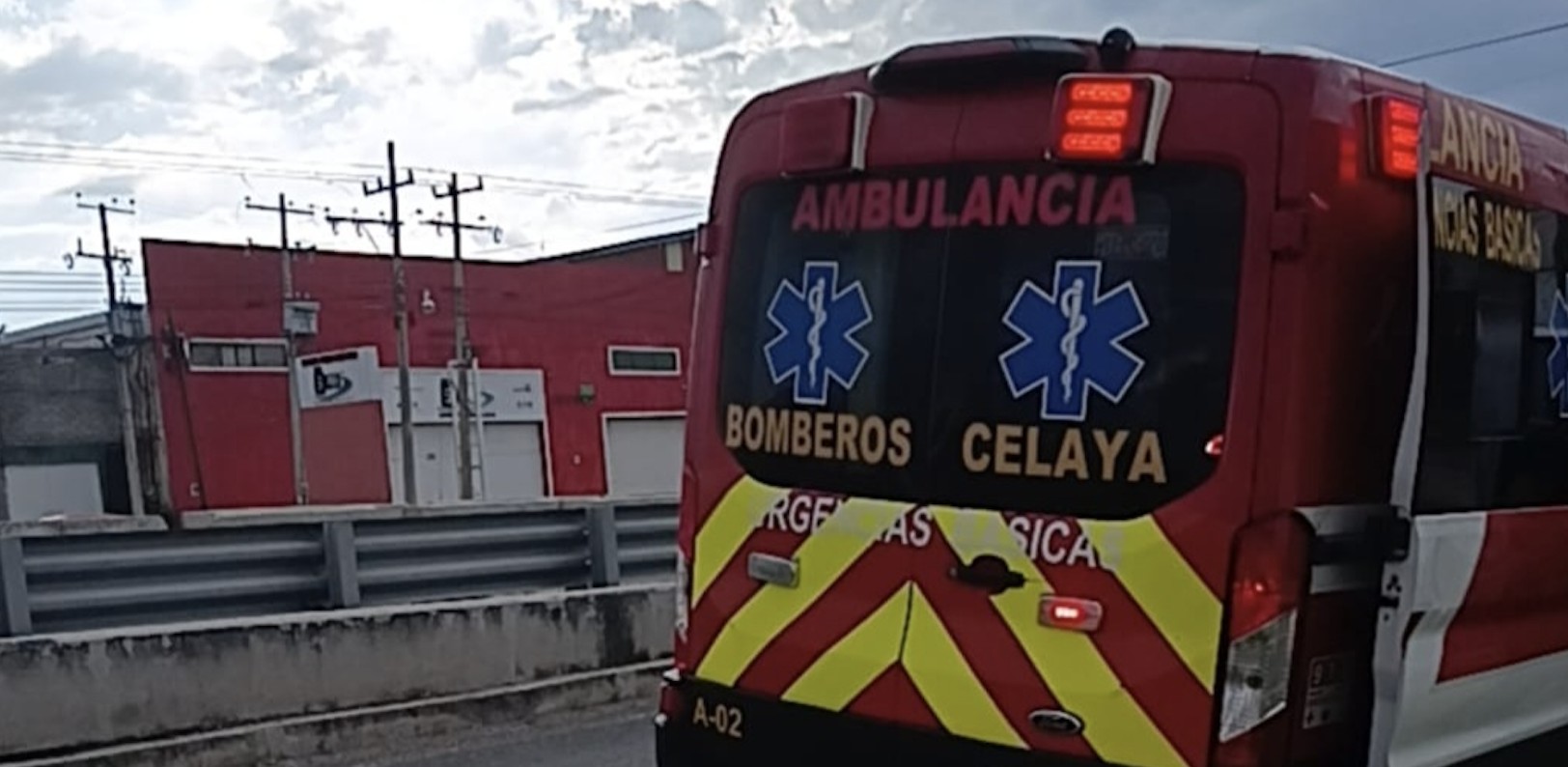Intentan robar motocicleta a un joven y lo balean en la carretera Salvatierra-Celaya
