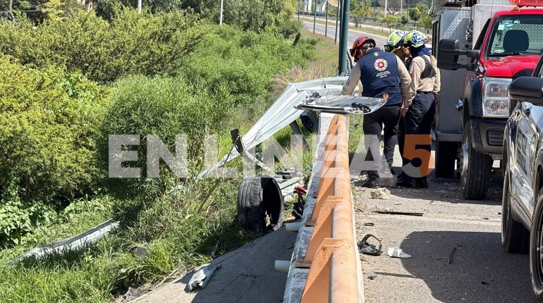 Porsche vuelca en el Eje Metropolitano; hay dos lesionados graves, entre ellos un menor Porsche vuelca en el Eje Metropolitano; hay dos lesionados graves, entre ellos un menor