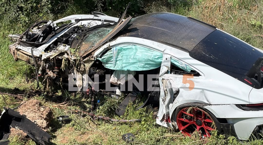 Porsche vuelca en el Eje Metropolitano; hay dos lesionados graves, entre ellos un menor