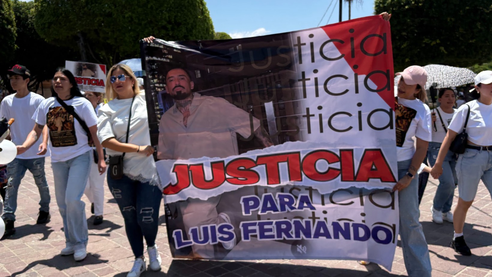 Familiares de Ifer King, barbero de León, piden detener a un tercer implicado