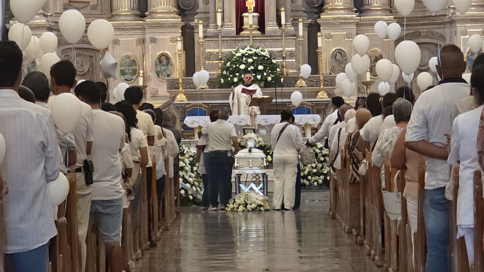 Con globos blancos despiden a “Pepito” en Celaya; le dan el último adiós entre lágrimas y oraciones