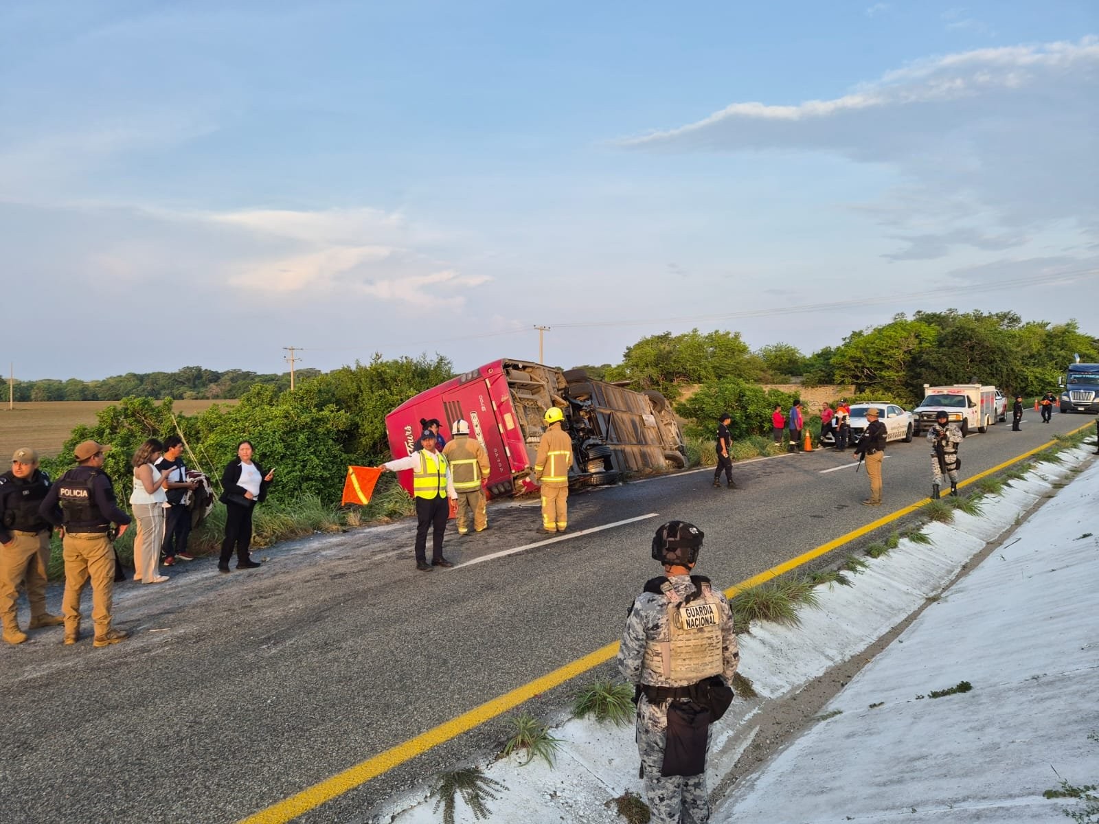 Vuelca autobús con turistas de San Miguel de Allende en Oaxaca; una mujer murió y seis personas heridas