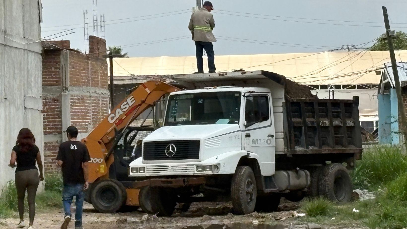 Obra Pública retira tierra en Valle de San Carlos