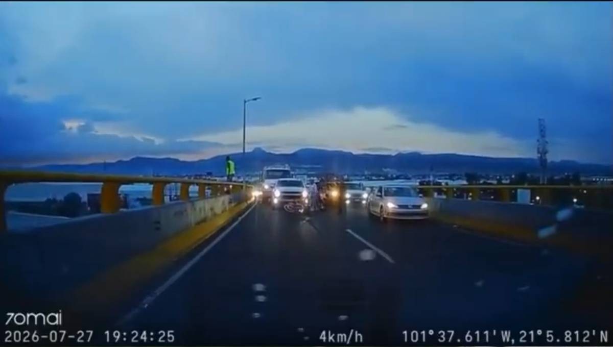 Salvan a hombre que intentó saltar de distribuidor vial Juan Pablo II