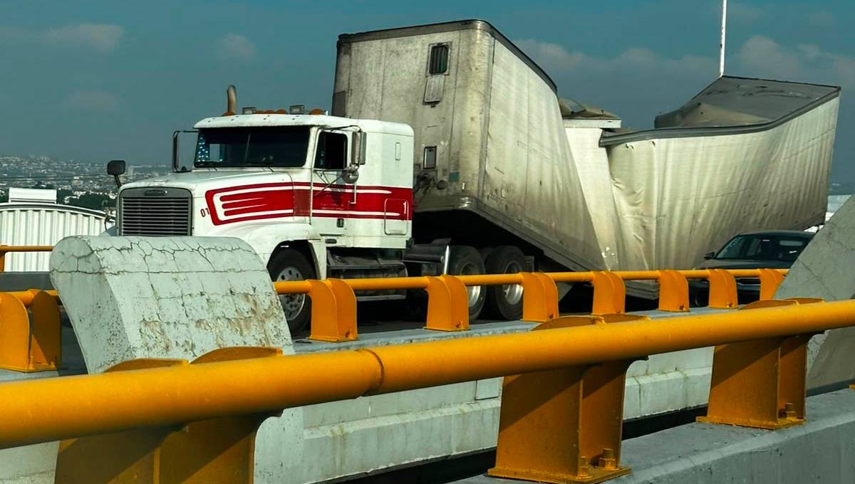 Tráiler se parte a la mitad sobre bulevar José María Morelos