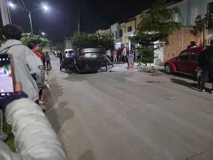 Conductor se queda dormido y vuelca en Hacienda Los Otates