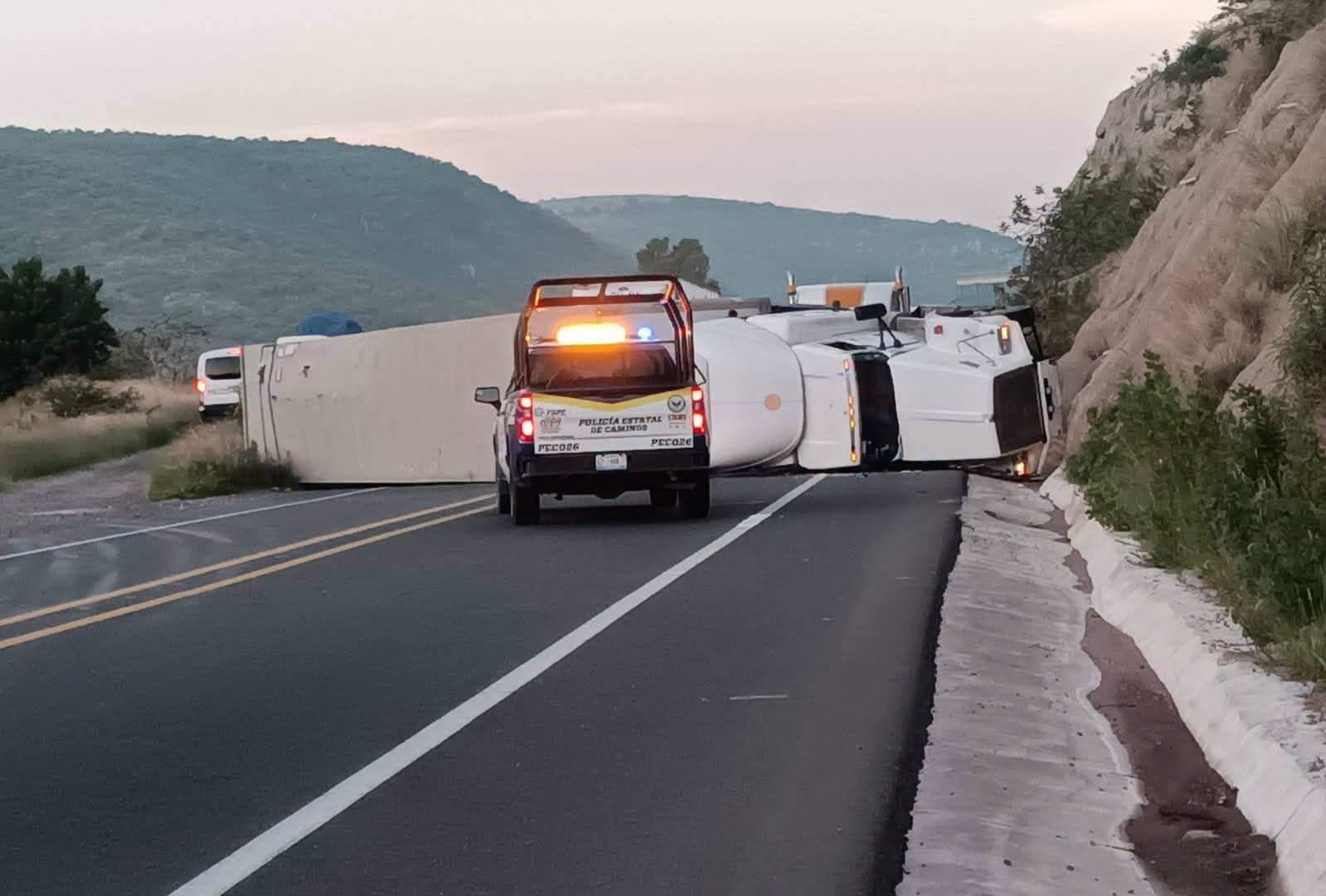 Vuelca tráiler y bloquea la carretera San Felipe - Silao