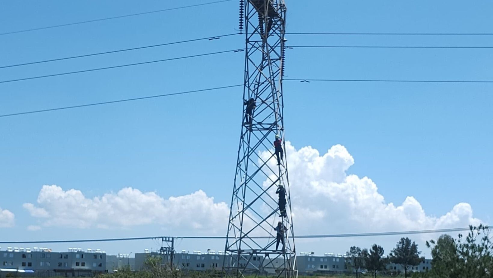 Rescatan a hombre tras subir a torre eléctrica en León
