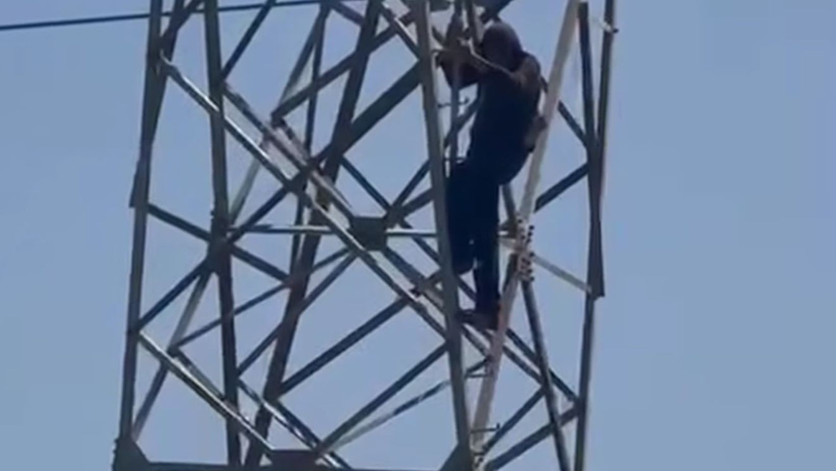 Rescatan a hombre tras subir a torre eléctrica en León