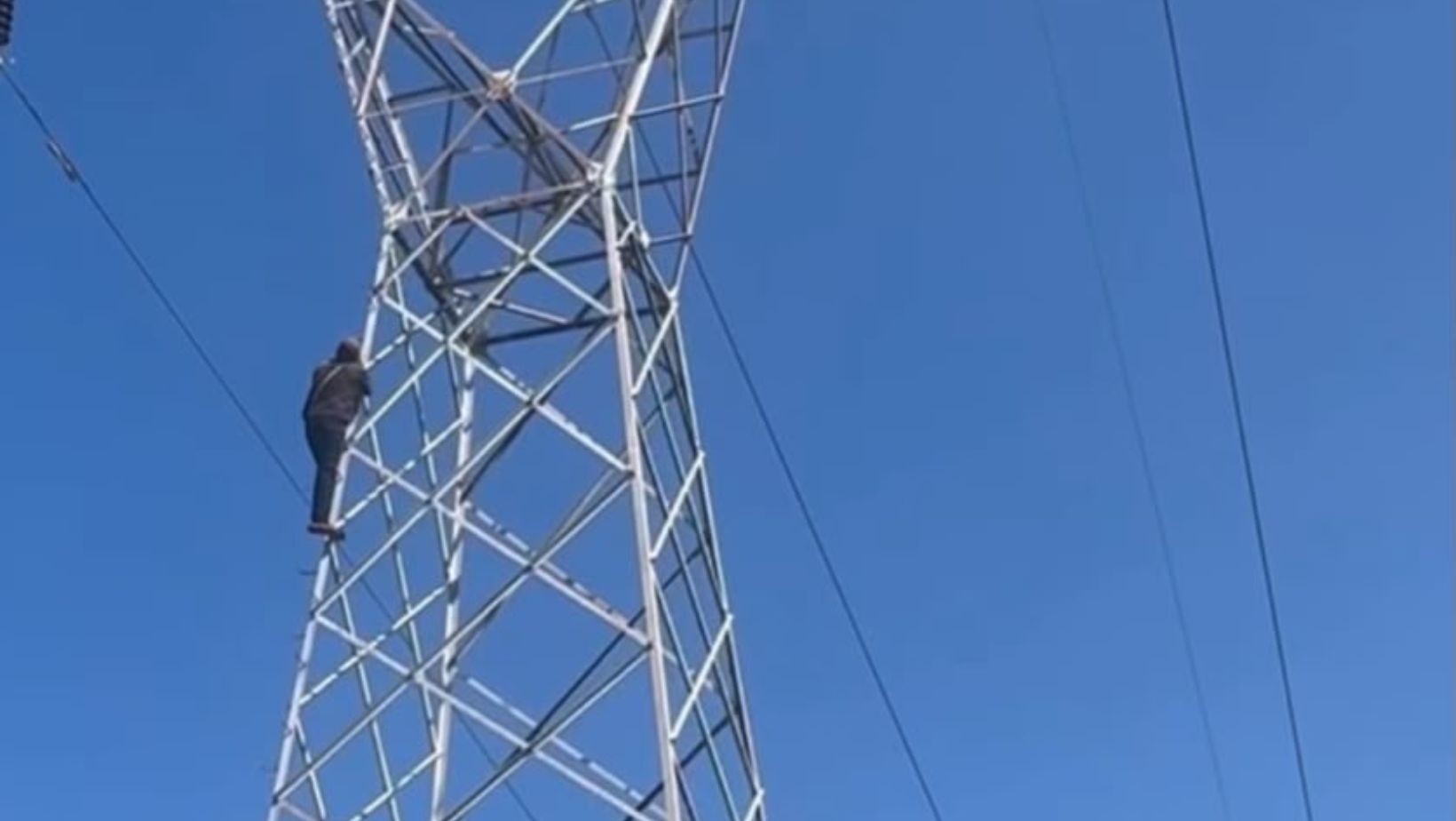 Rescatan a hombre tras subir a torre eléctrica en León