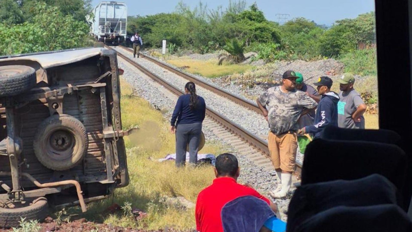 Dos muertos tras choque de camioneta contra tren en Irapuato
