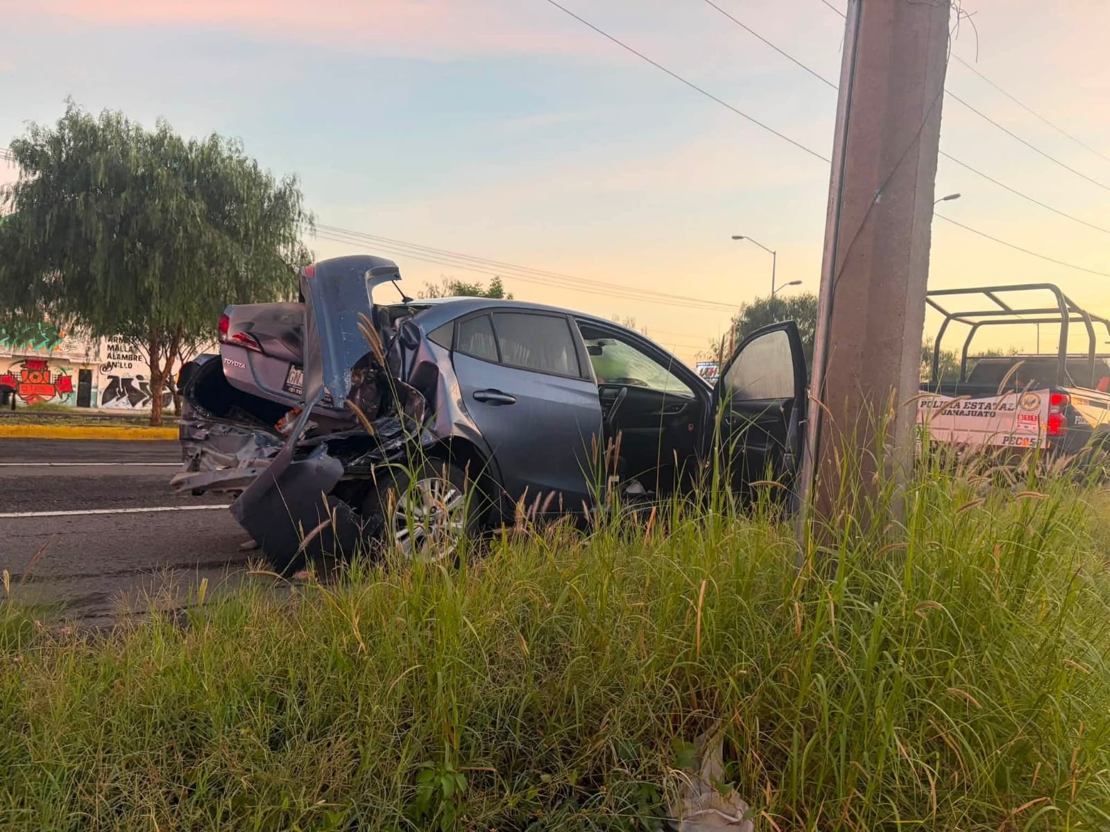Tráiler embiste a auto compacto en el Eje Norponiente de Celaya; solo hubo daños materiales