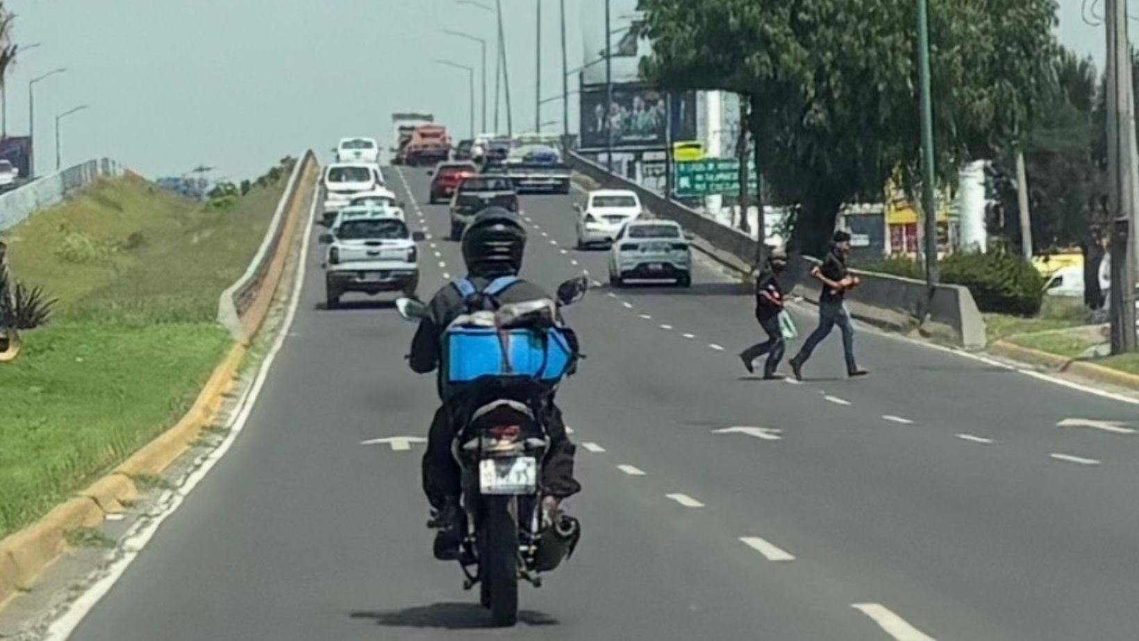 Peatones arriesgan su vida al cruzar el bulevar Aeropuerto de León