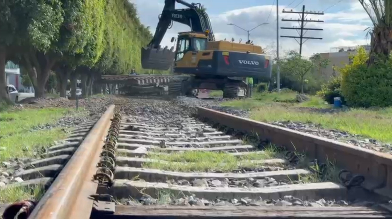Obras del tren de pasajeros obligan a desviar seis rutas del transporte público en Celaya