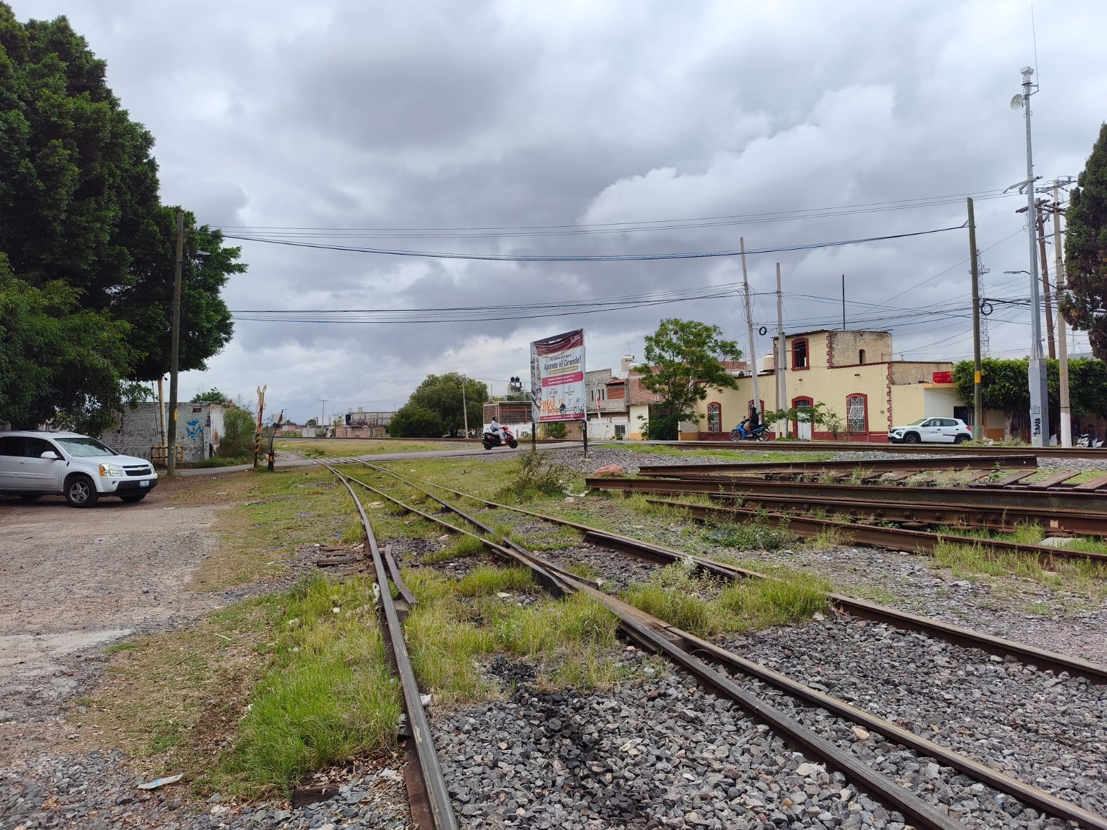 Villagrán gestiona paso a desnivel que complemente el proyecto del tren de pasajeros