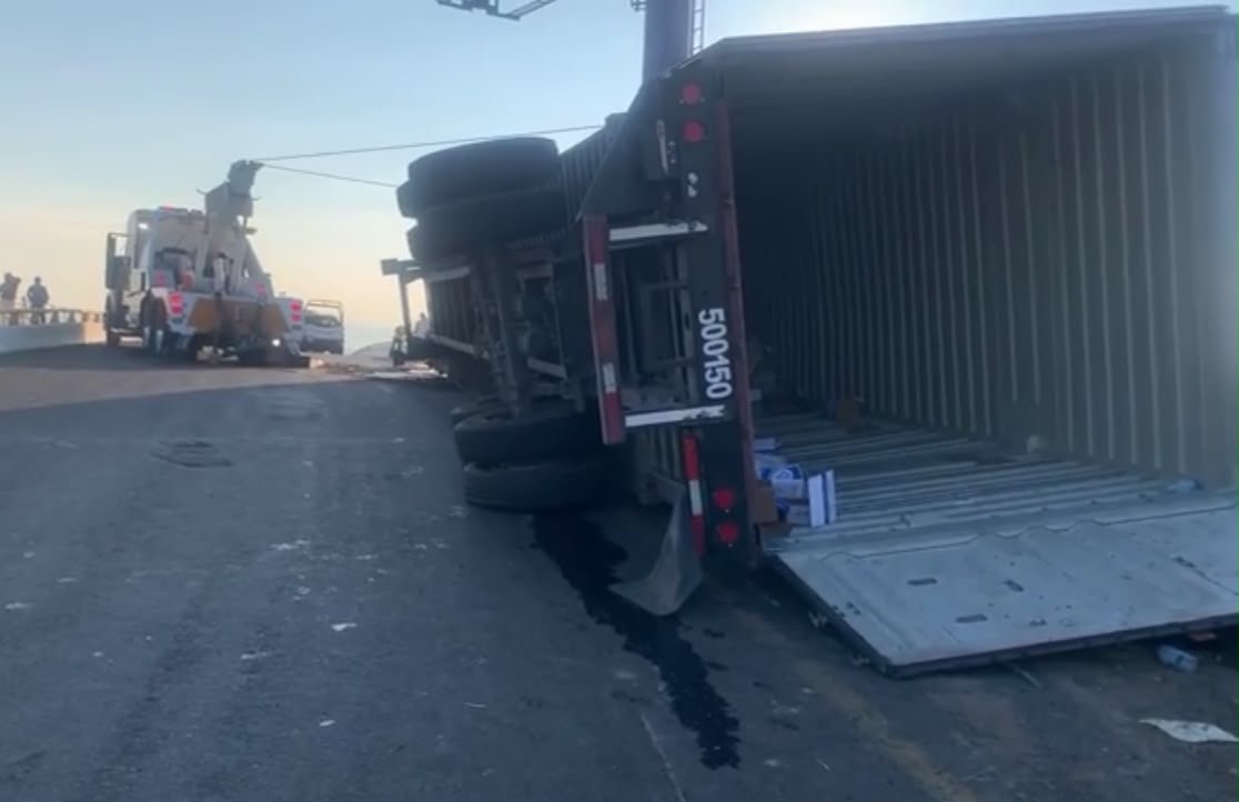 Accidente y volcadura de tráiler colapsan acceso a Puerto Interior