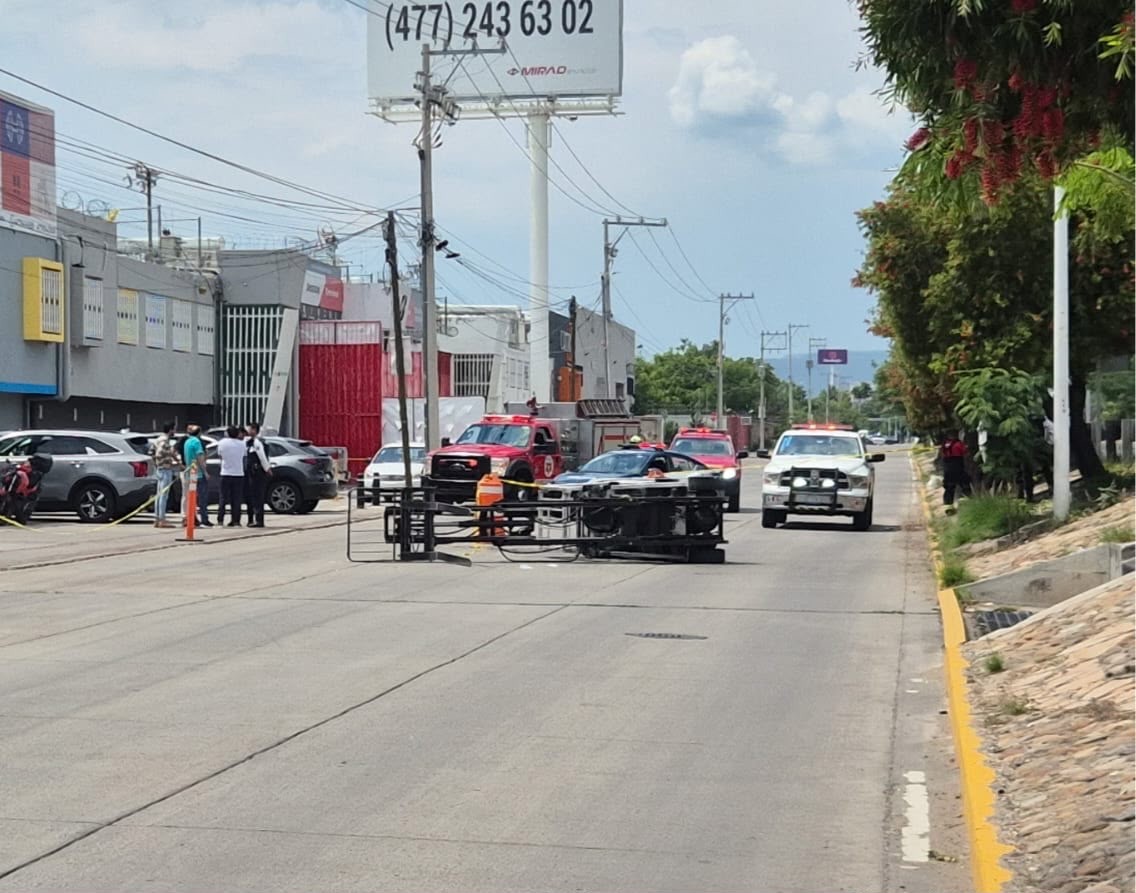 Queda grave tras accidente de montacargas mientras descargaba camioneta