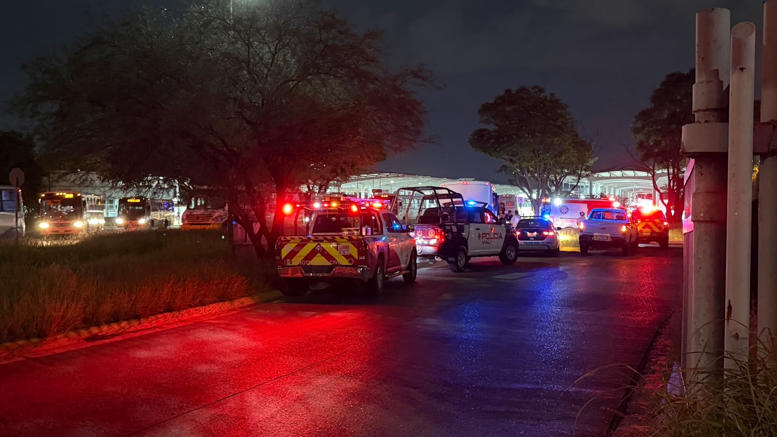 Choque entre camiones del transporte deja un operador lesionado en la Base de Transferencia Delta