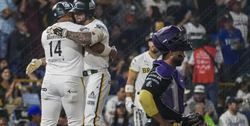 Bravos de León vence a Conspiradores en festival de cuadrangulares, rumbo a los playoffs