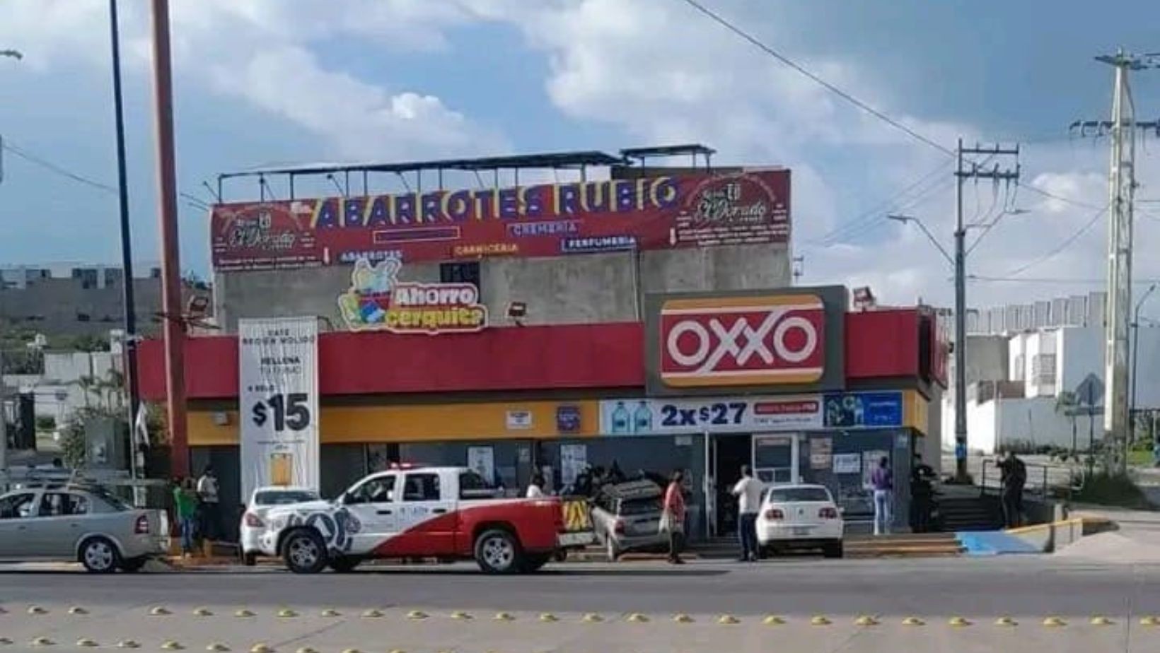 Mini Cooper se impacta contra un Oxxo en Villas de Palermo