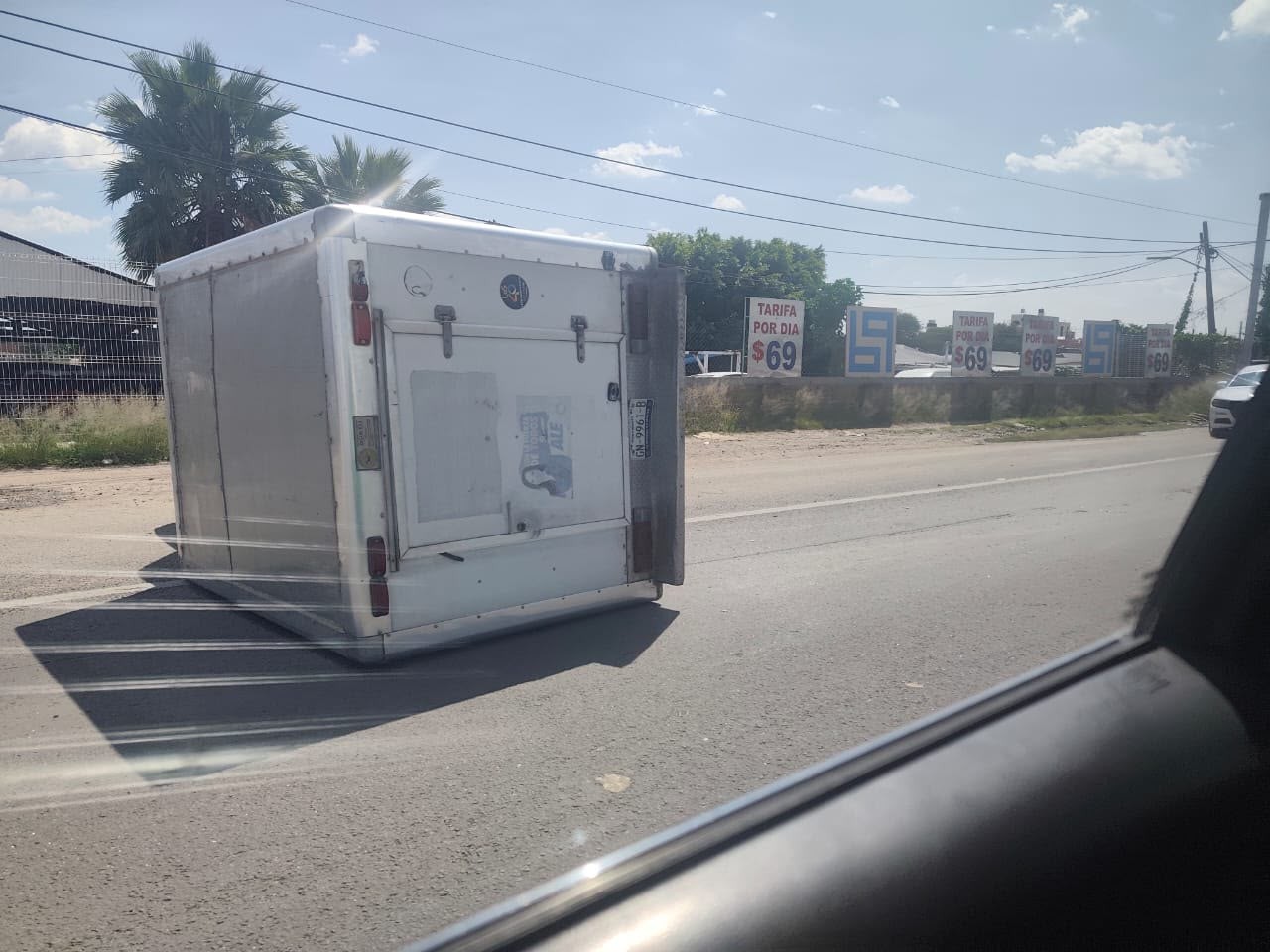 Vuelca camioneta de carga en la carretera León-Silao, cerca del aeropuerto