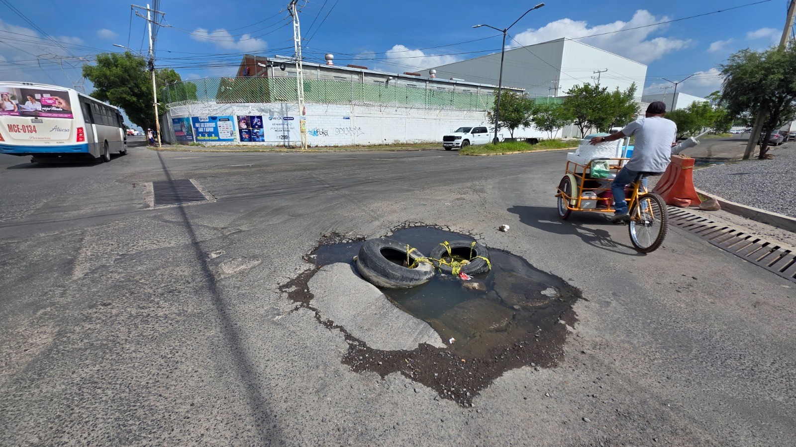 Lluvias agravan daños en vialidades; reportan baches y registros colapsados en Celaya