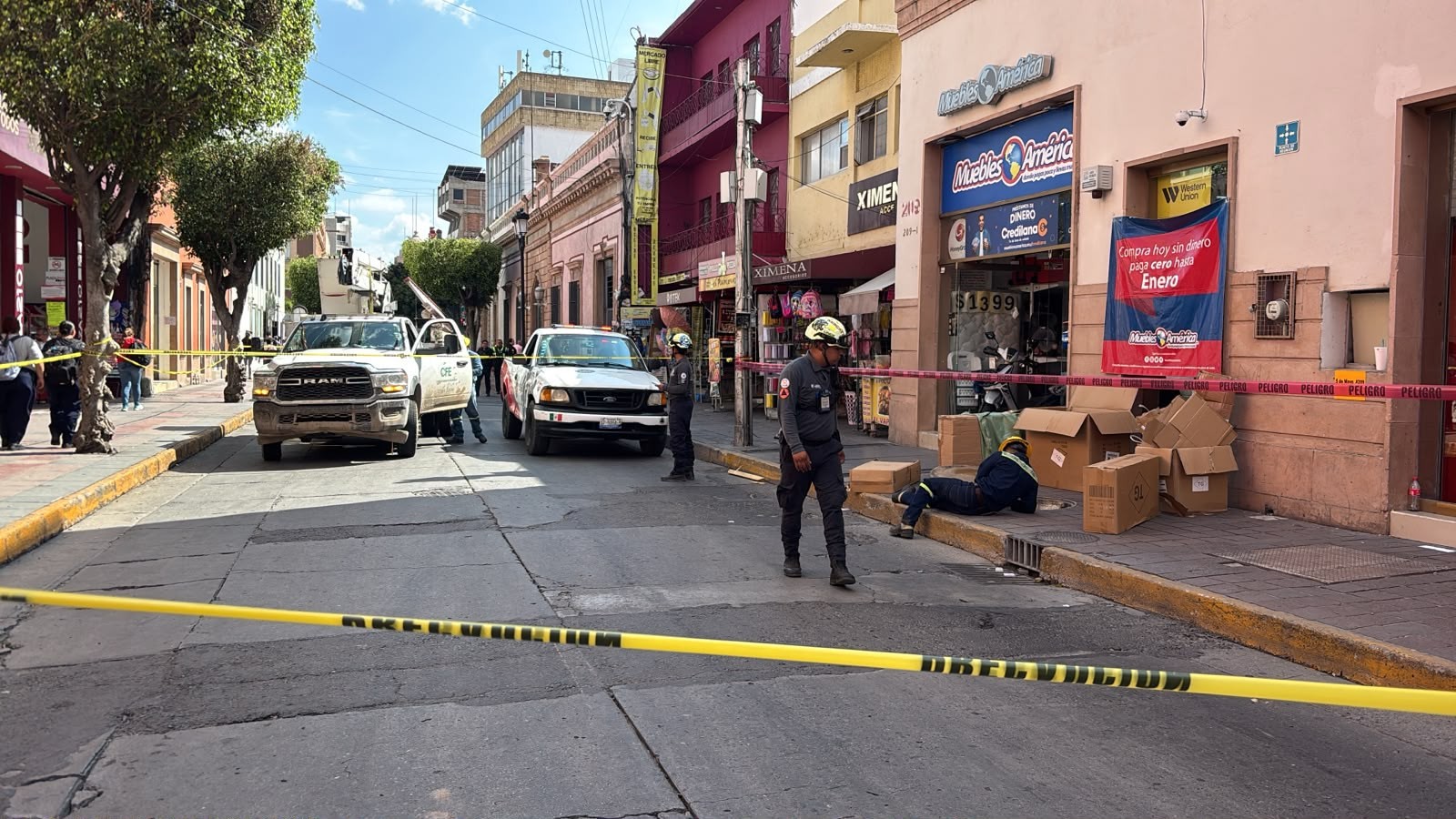 Movilización en el Centro de León por humo que salía de coladeras