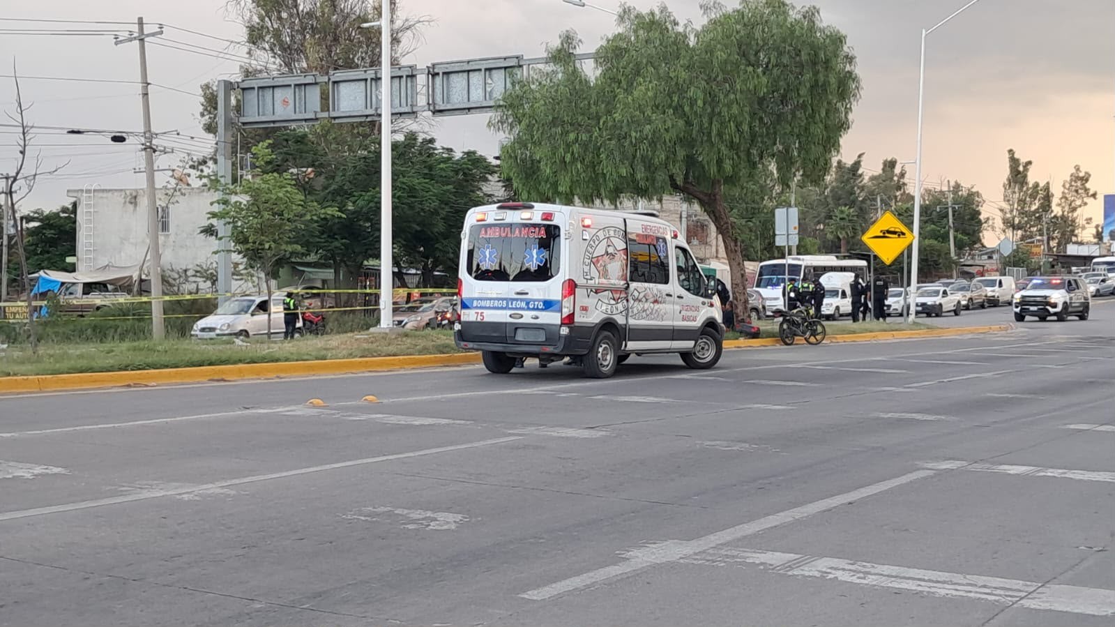 Motociclista muere atropellado por tráiler tras choque en el ecobulevar León–San Francisco del Rincón
