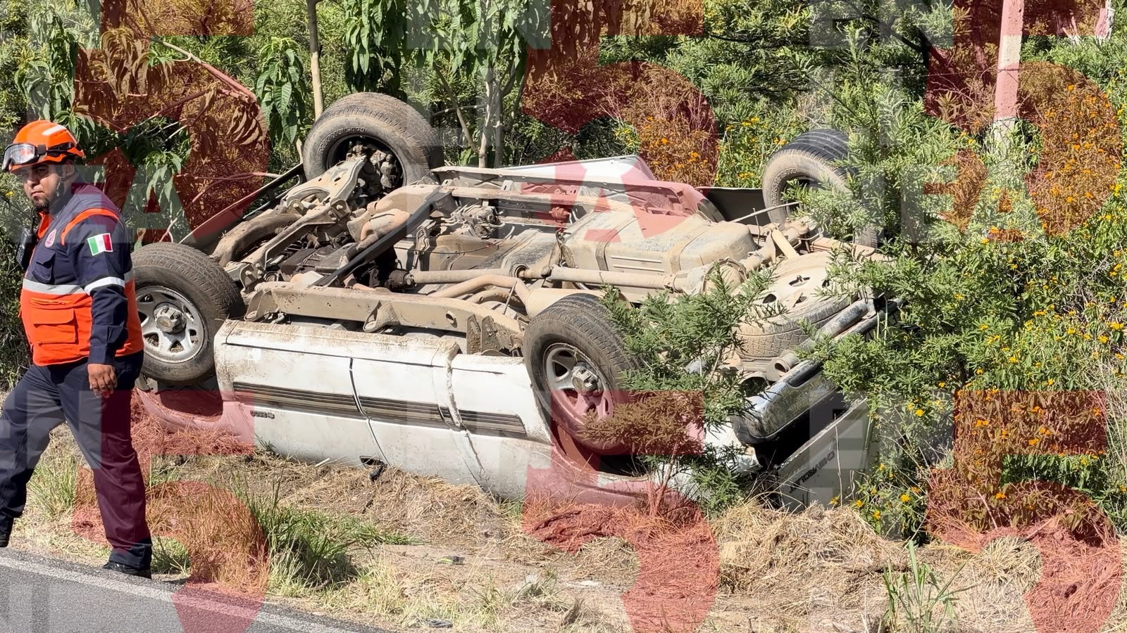 Aparatosa volcadura en Ramal a Comanjilla deja tres personas con lesiones menores