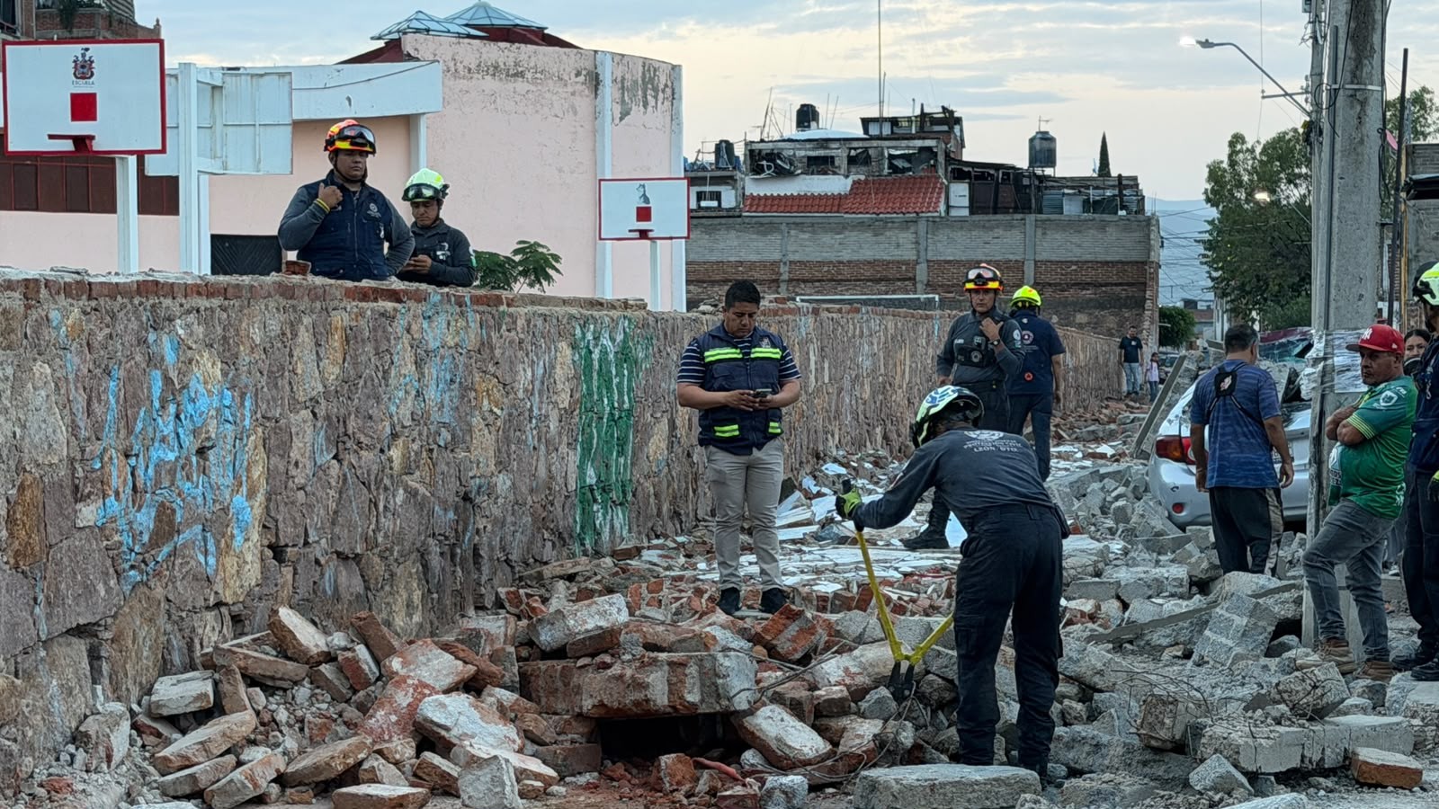 Colapsa antigua barda del Templo del Calvario por intensa lluvia en León
