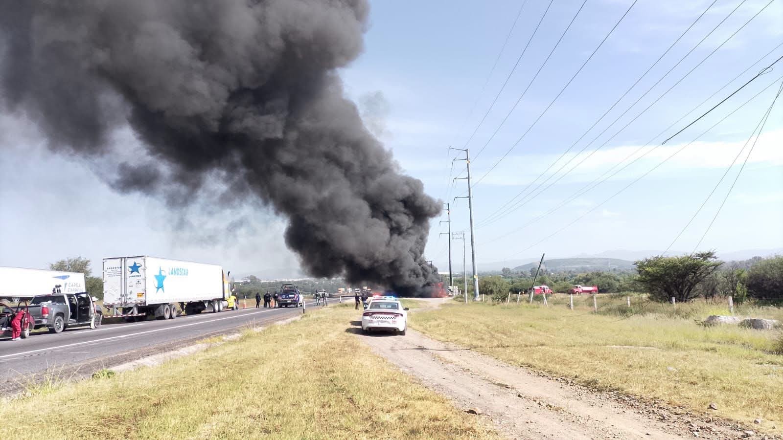 Choque de tráileres provoca incendio y bloque carretera en San José Iturbide