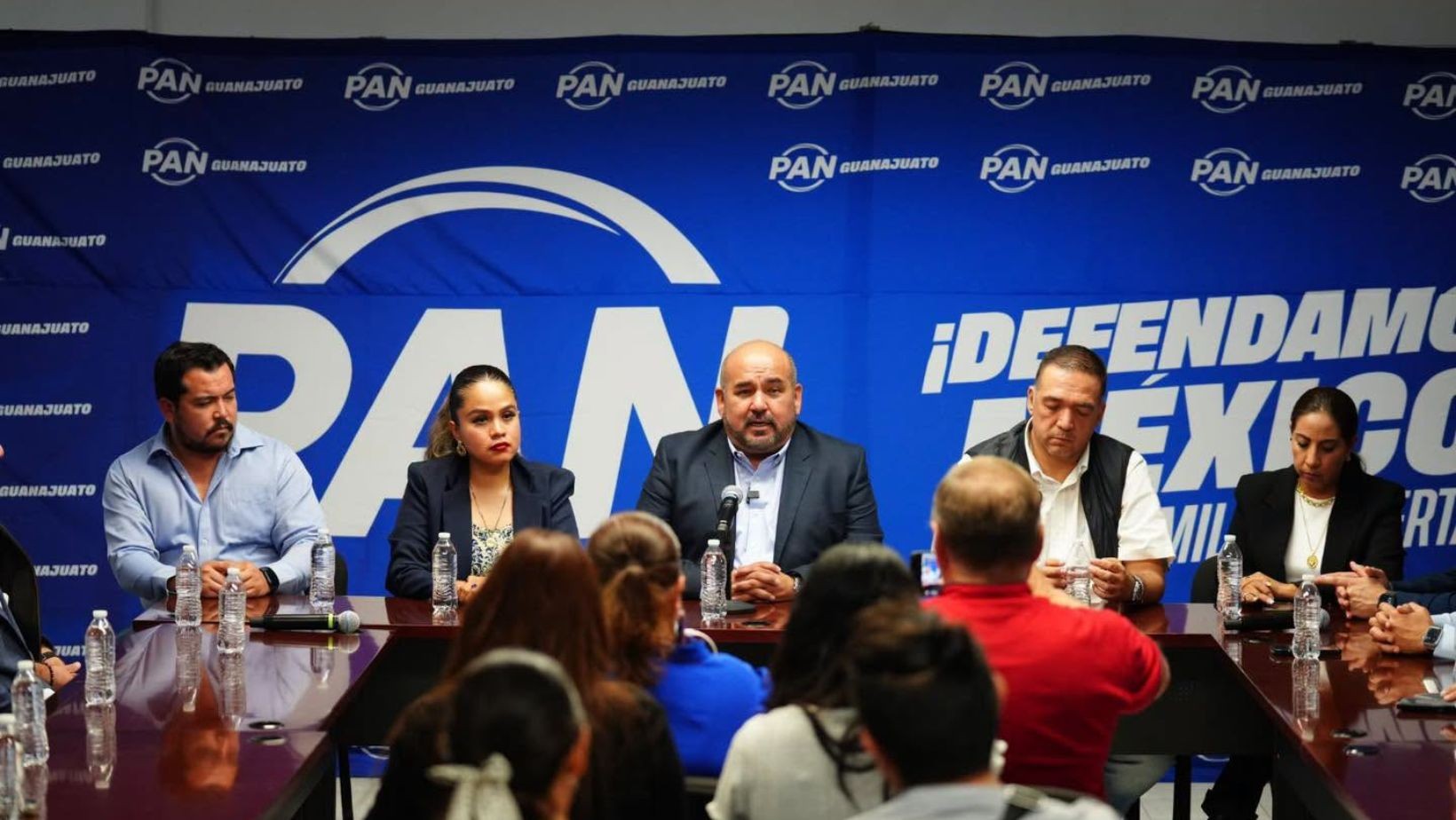Jorge Espadas entrega 13 mil firmas y alerta por narcopolítica