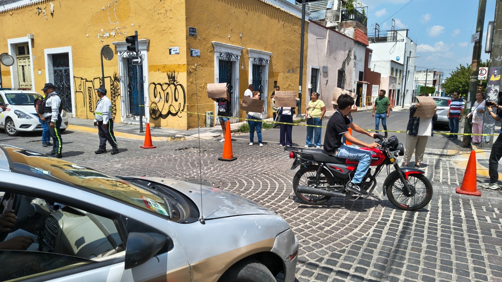 Padres bloquean calle tras cierre del Colegio Luz María; exigen devolución de pagos
