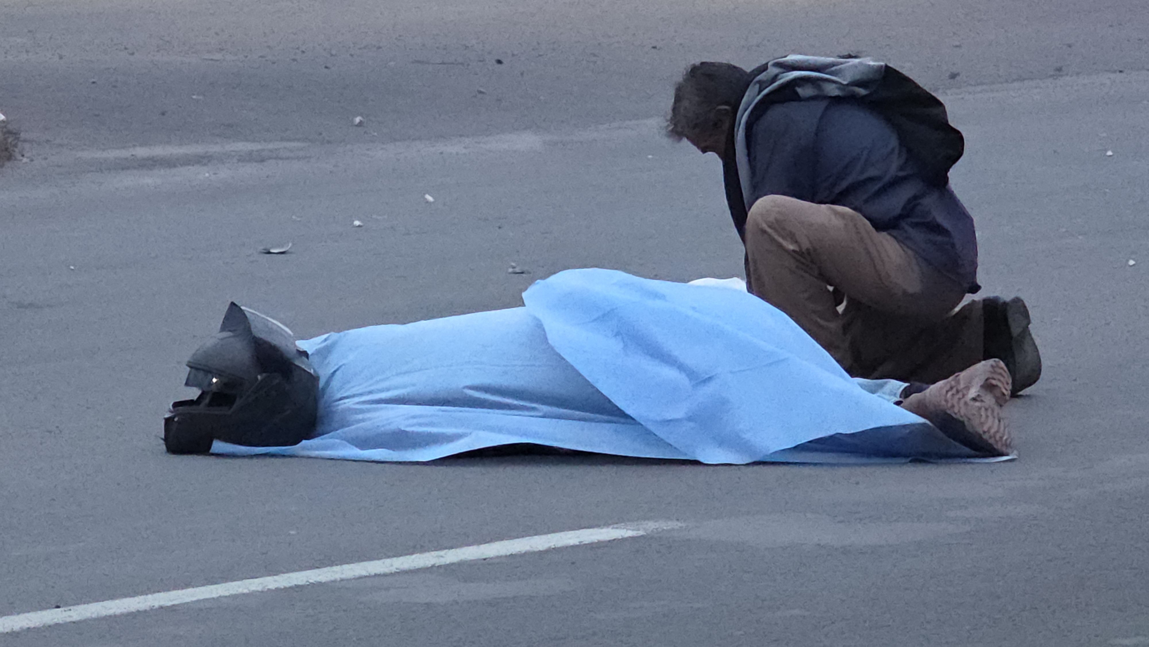 Adulto mayor muere en Celaya tras impactar su motocicleta contra tapa de alcantarilla