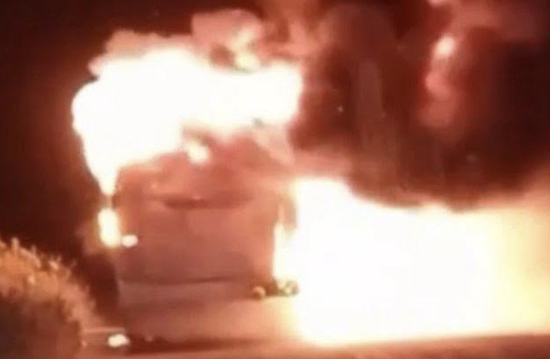 Incendian camión de pasajeros tras ser interceptado por hombres armados en Valle de Santiago