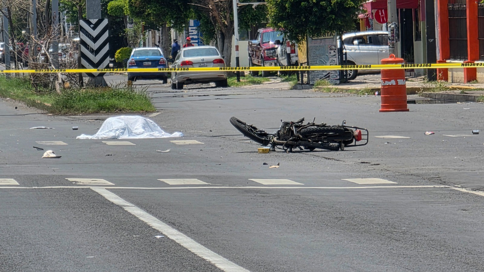 Muere motociclista tras ser arrollado en la avenida Lázaro Cárdenas presuntamente por una grúa