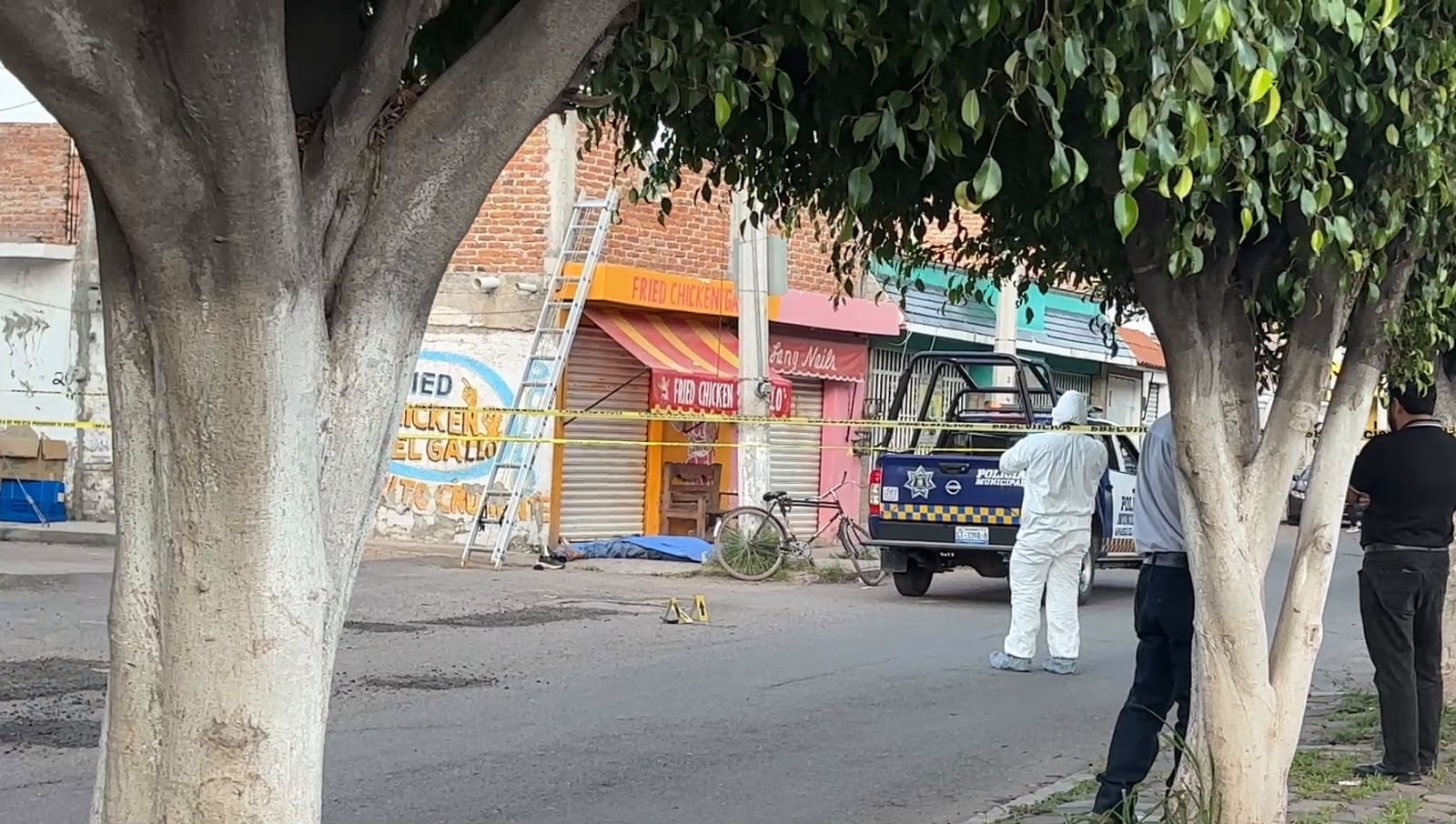 Muere gasero tras recibir descarga eléctrica mientras surtía gas en Apaseo el Grande