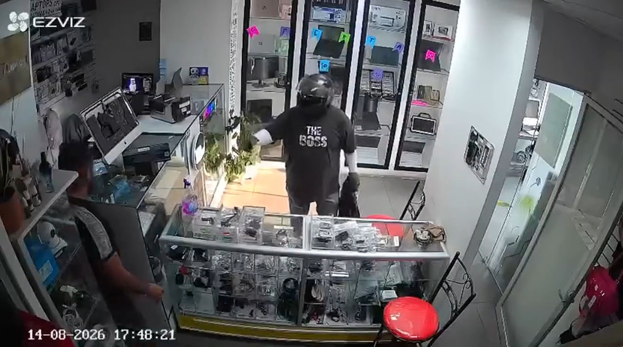 En tres minutos, dos hombres armados roban negocio en pleno Centro de Celaya