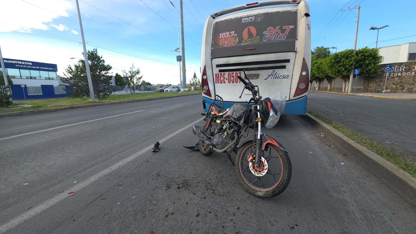 Motociclista grave tras chocar contra autobús urbano en el Eje Norponiente