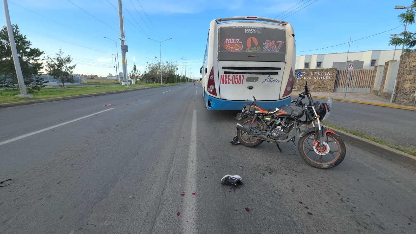 Muere motociclista tras chocar contra autobús en el Eje Norponiente en Celaya