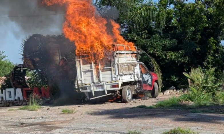 Queman vehículos y bloquean carreteras tras operativo en Michoacán