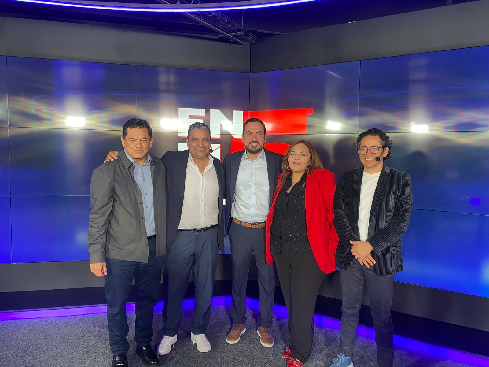 Alan Márquez entrega más de 20 mil firmas, pero aclara que no representan una ventaja Alan Márquez entrega más de 20 mil firmas, pero aclara que no representan una ventaja