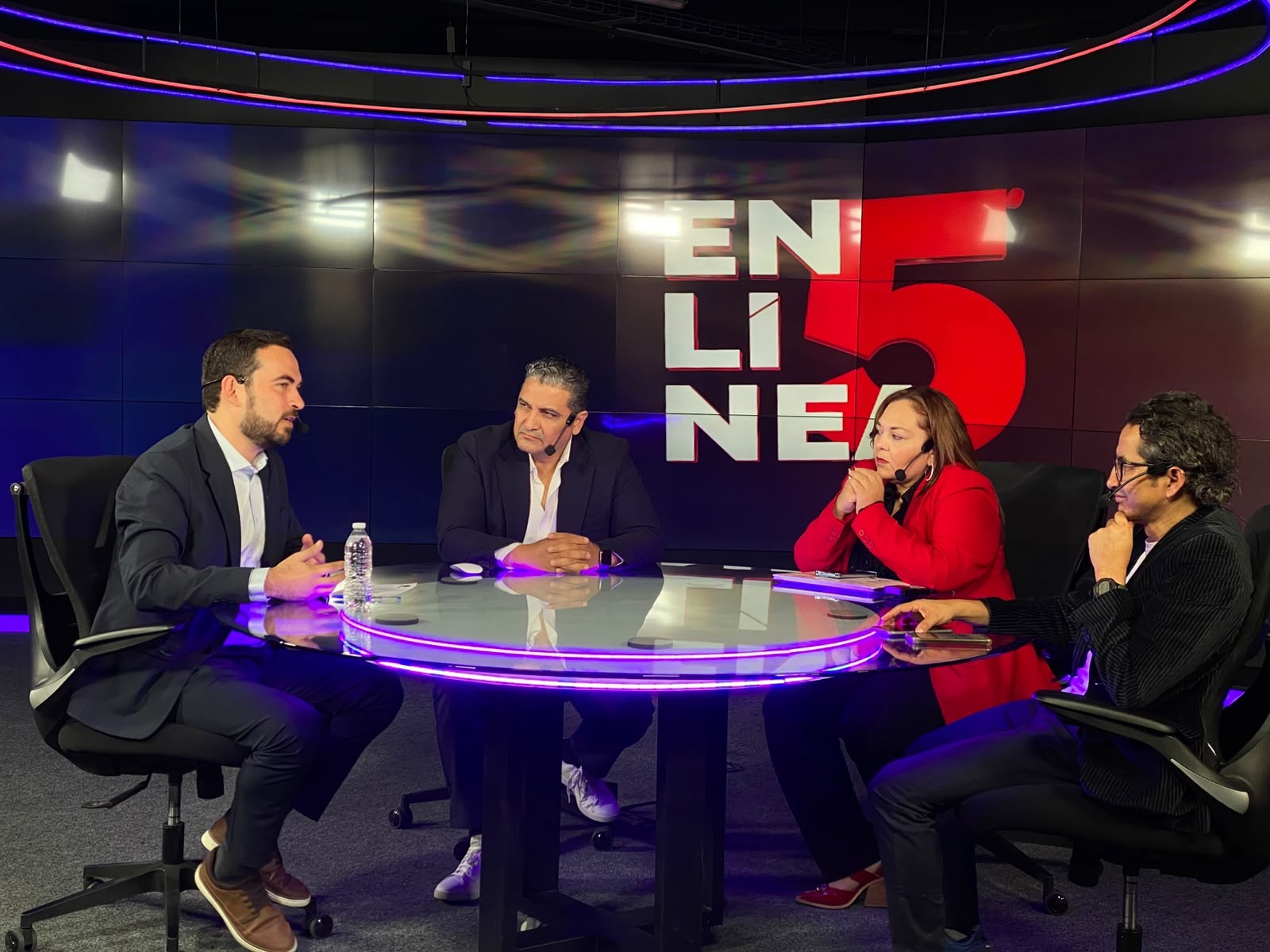 Alan Márquez entrega más de 20 mil firmas, pero aclara que no representan una ventaja