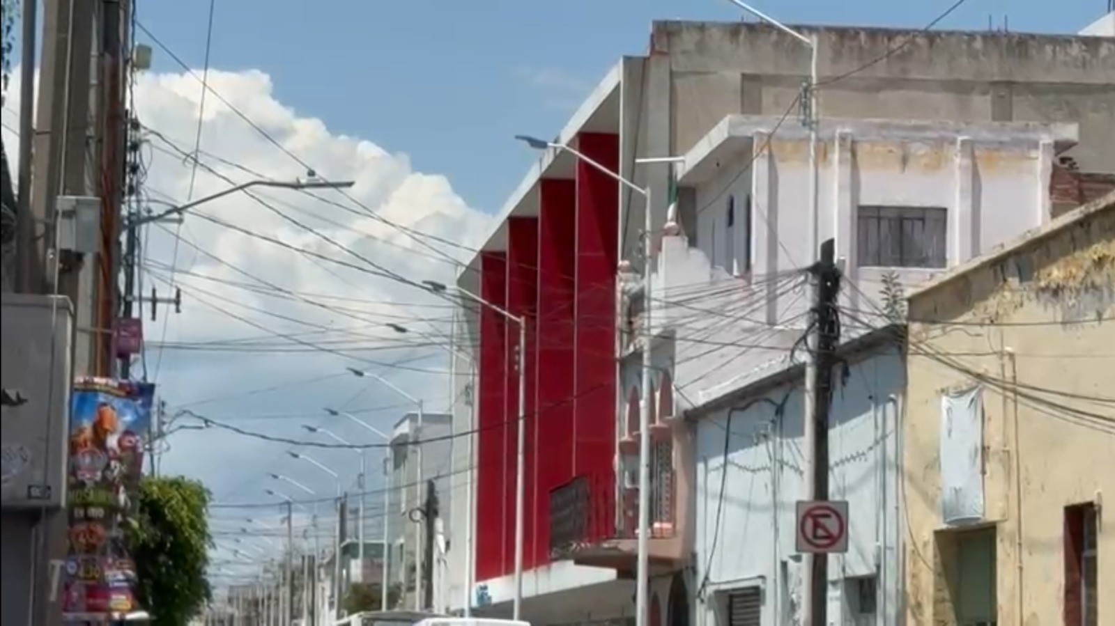 Cuestionan alumbrado del Centro de Celaya; luminarias apuntan al arroyo vehicular