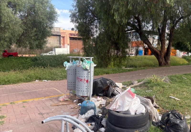 “El Muerto” pide auxilio: basura invade arroyo y ciclovía en León