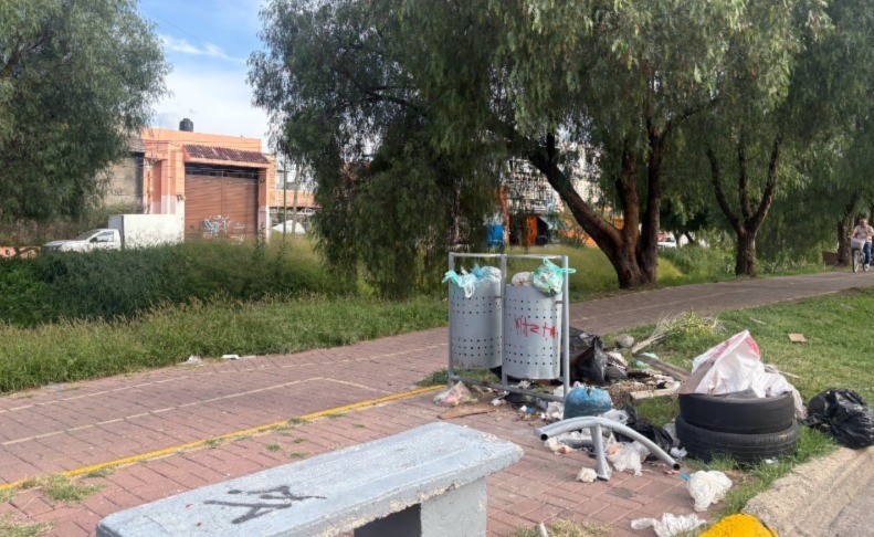 “El Muerto” pide auxilio: basura invade arroyo y ciclovía en León